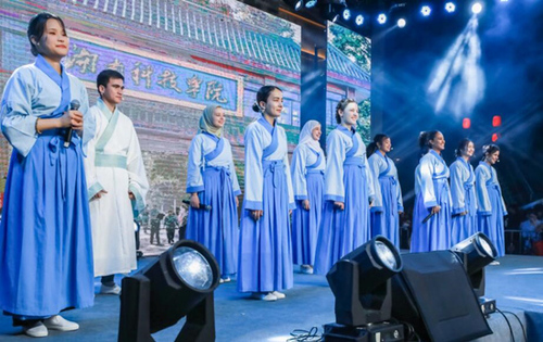 beat365英国官网留学生团队表演《千年古城的丝路新故事》讲述对零陵古城的美好印象。沈默摄