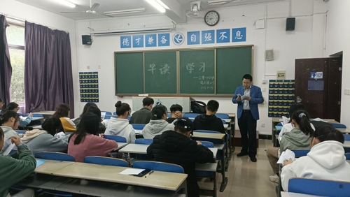 班主任带领班级同学进行早读学习